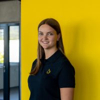 Sarah-vor-gelber-Wand-2